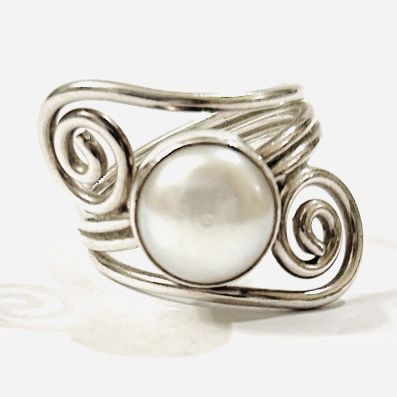 Stříbrný moderní prsten s perlou