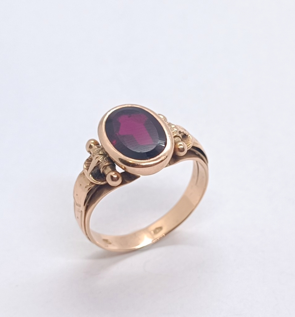 Zlatý prsten s almandinem