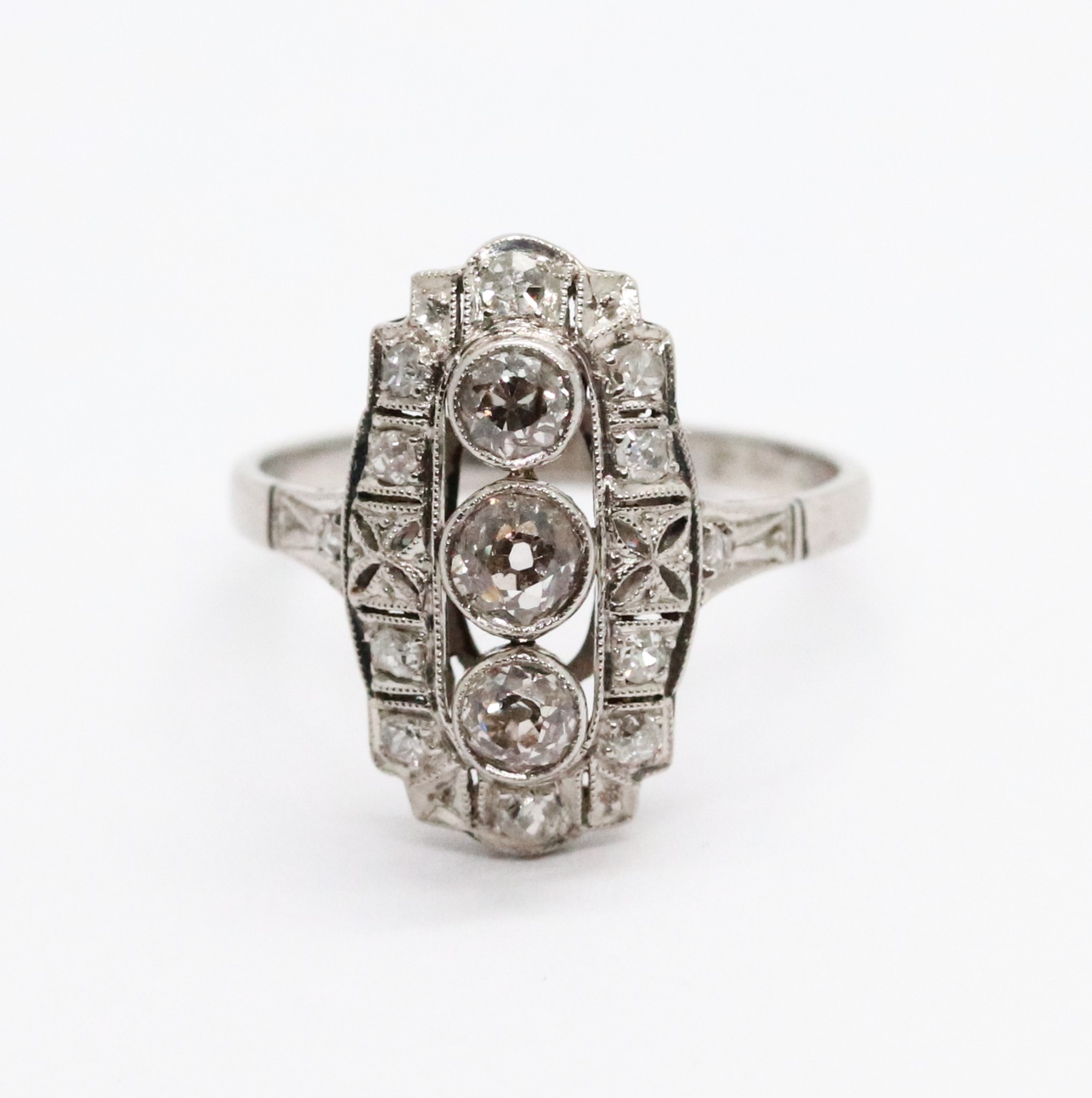 Art deco platinový prsten s diamanty