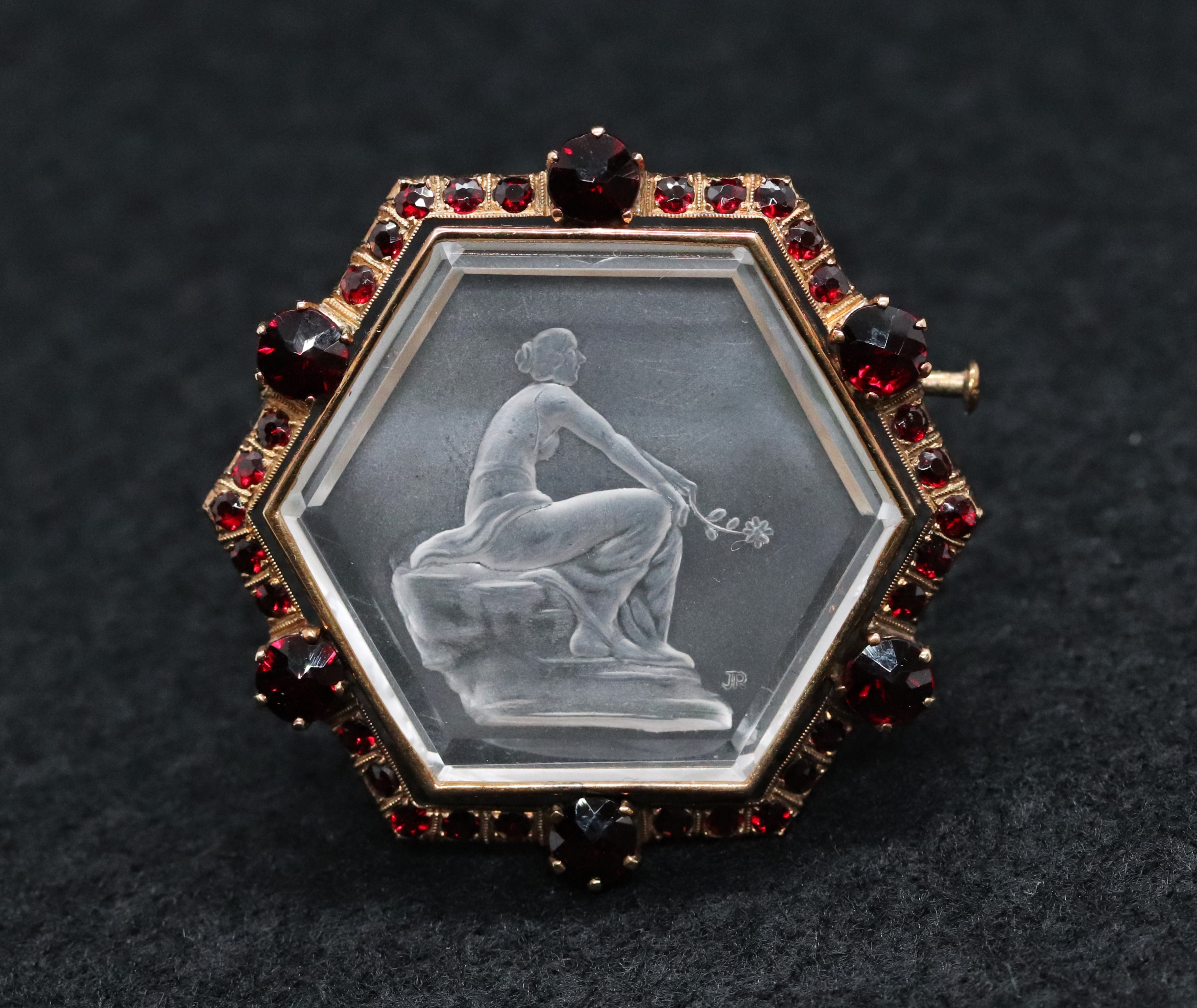 Art deco zlatá brož s českými granáty a křišťálem