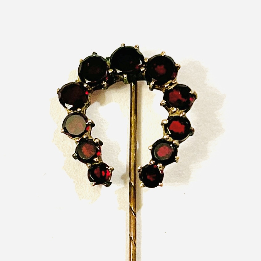 Zlatá nízkoryzostní jehlice „podkova“ s granáty