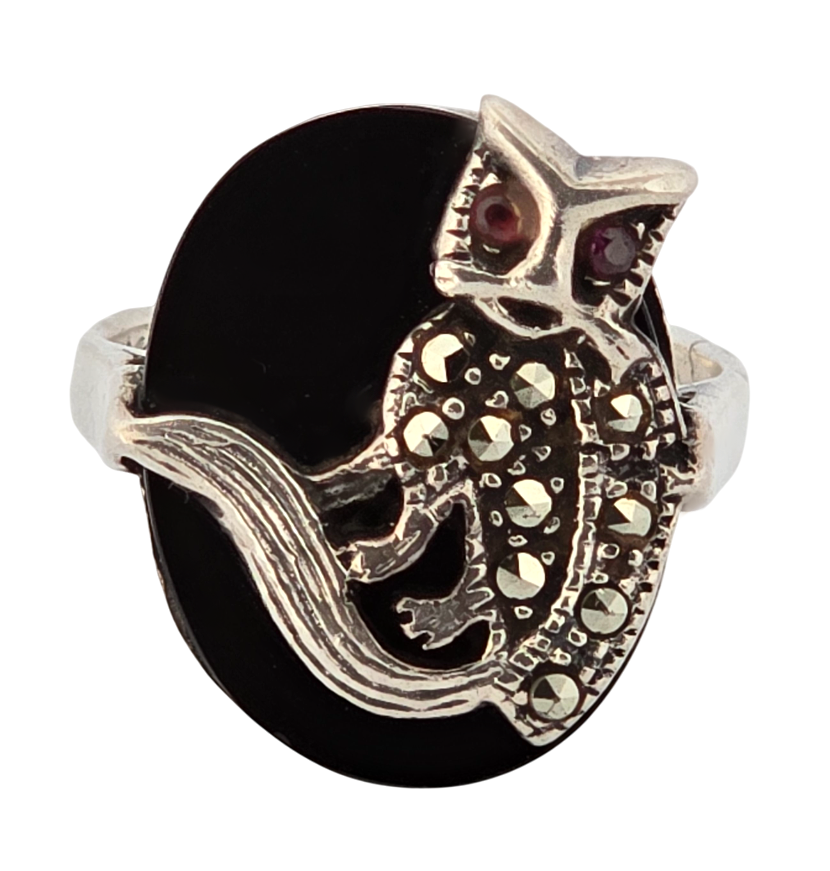 Stříbrný prsten Art Deco – kočka na onyxu s granáty