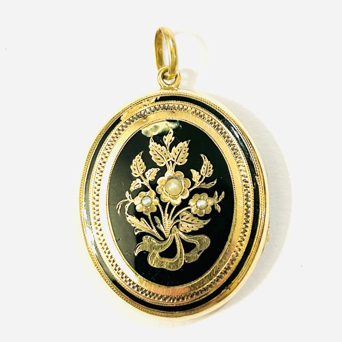 Zlatý biedermeierový přívěšek s perlami a smaltem