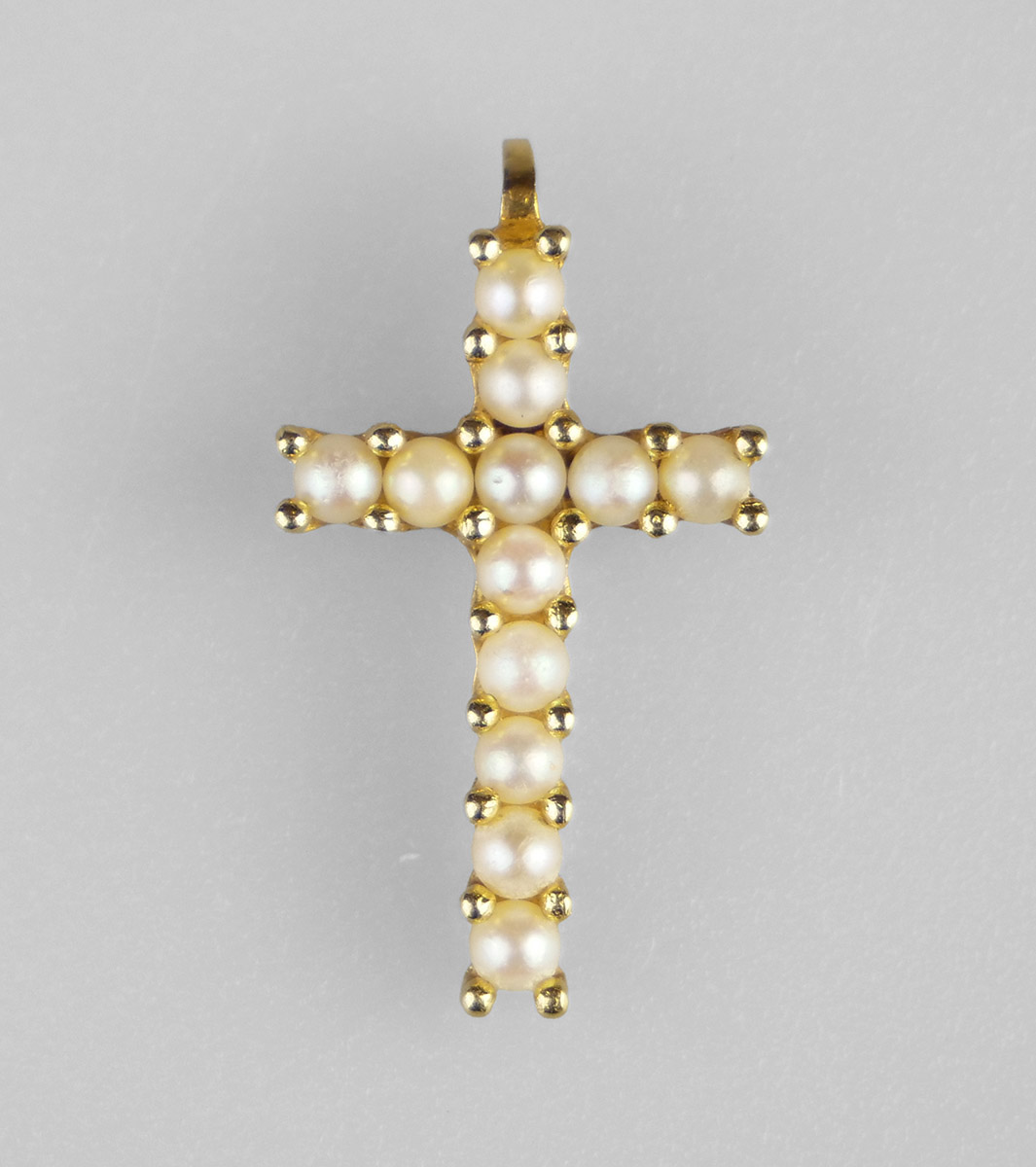 Zlatý kříž s perlami