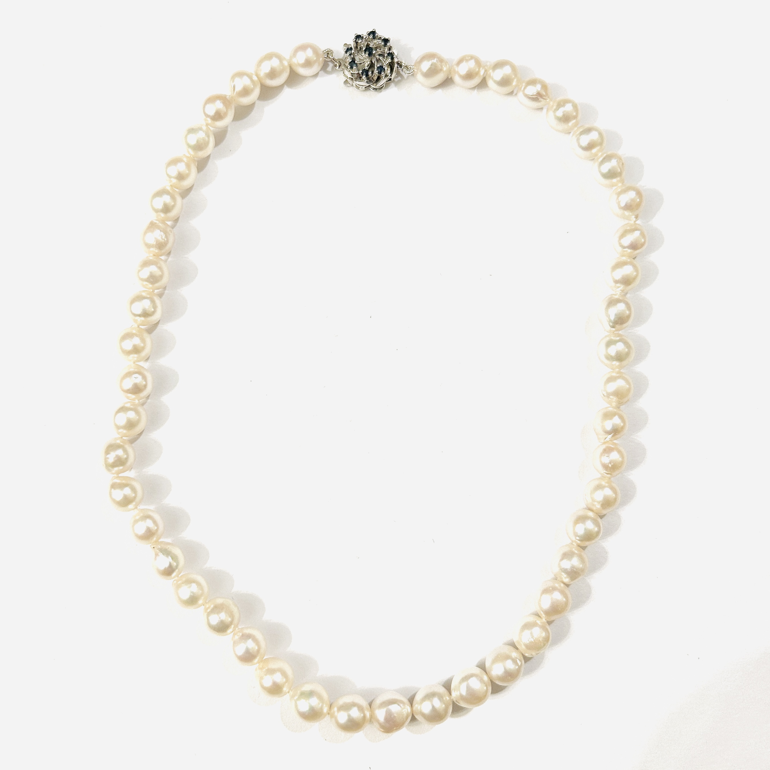 Perlový náhrdelník se zlatým zapínáním s modrými safíry