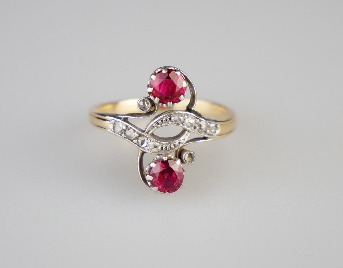 Zlatý secesní prsten s rubíny a diamanty