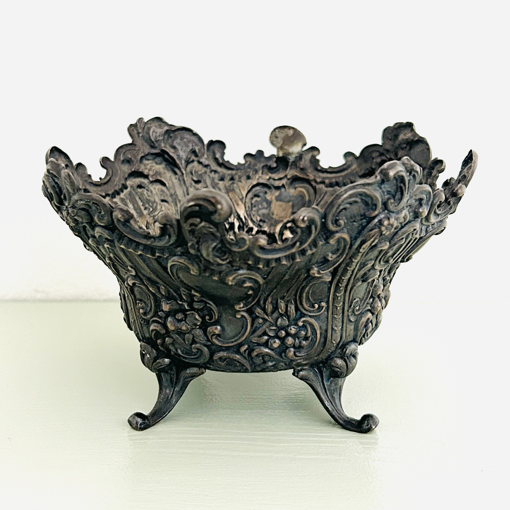 Stříbrný novorokokový nástolec/miska – Storck & Sinsheimer