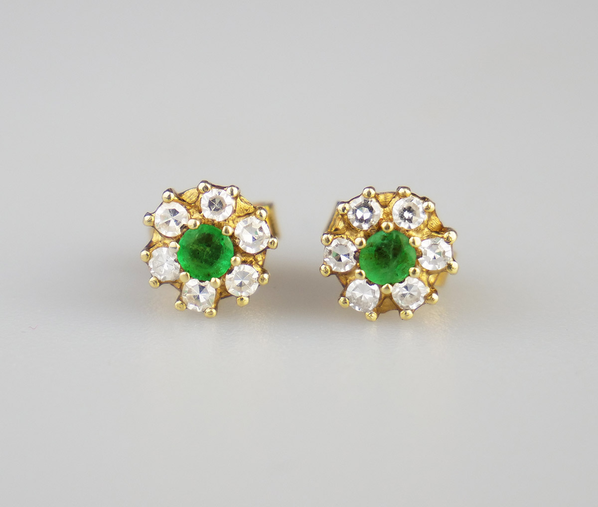 Zlaté náušnice se smaragdy a diamanty
