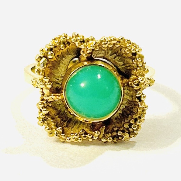 Zlatý brutalistní prsten s chryzoprasem