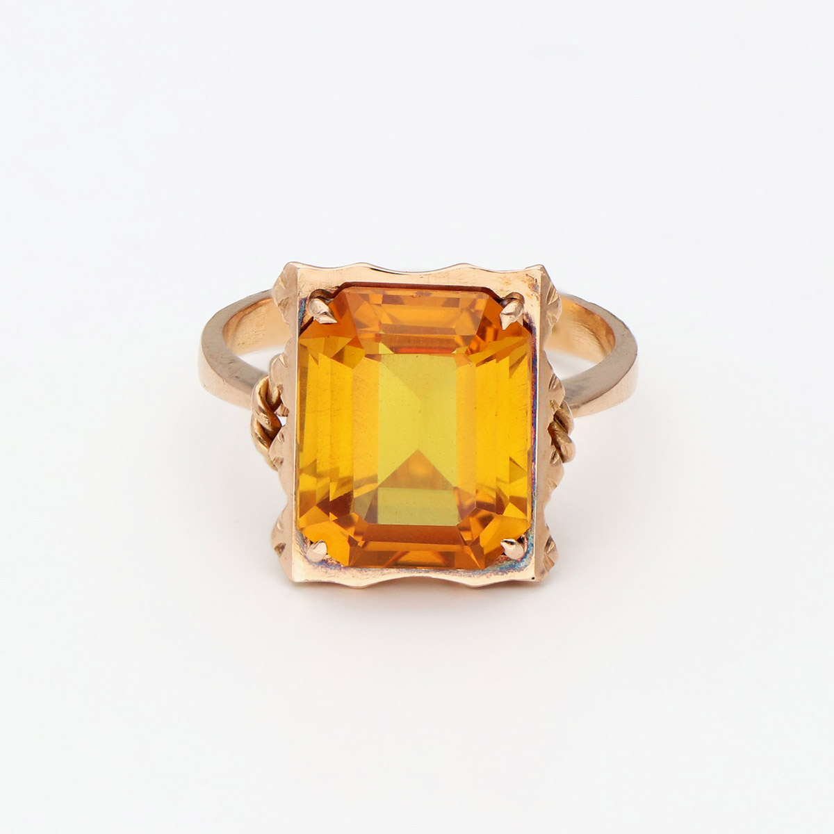 Zlatý prsten se safírem