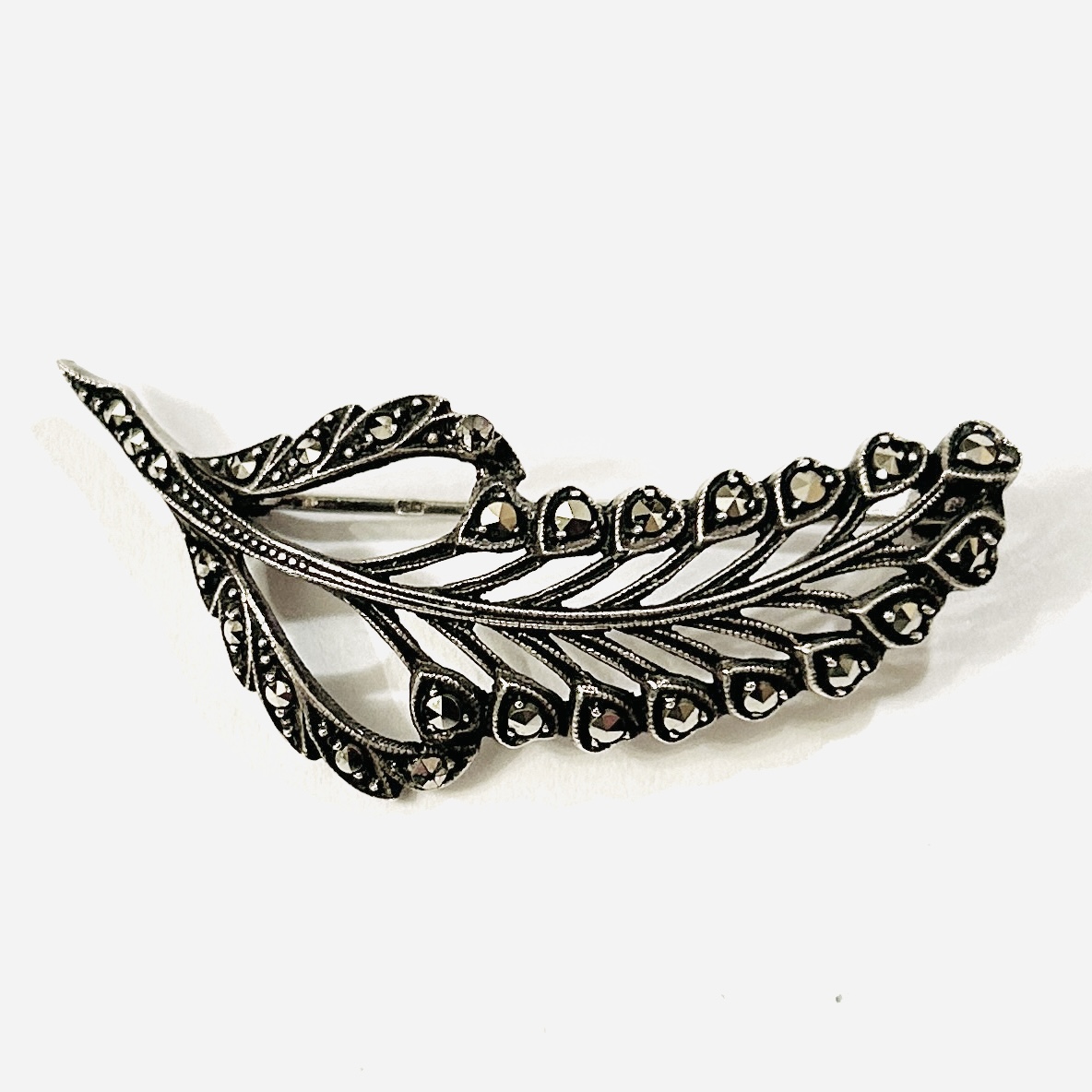 Stříbrná brož „klas“ s markazity