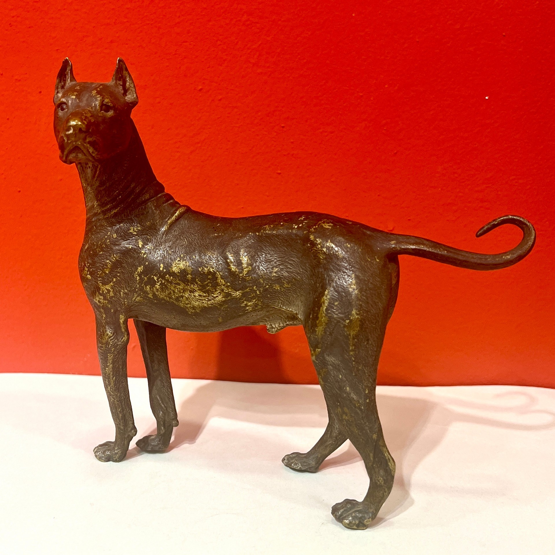 Vídeňský bronz, stojící velký pes