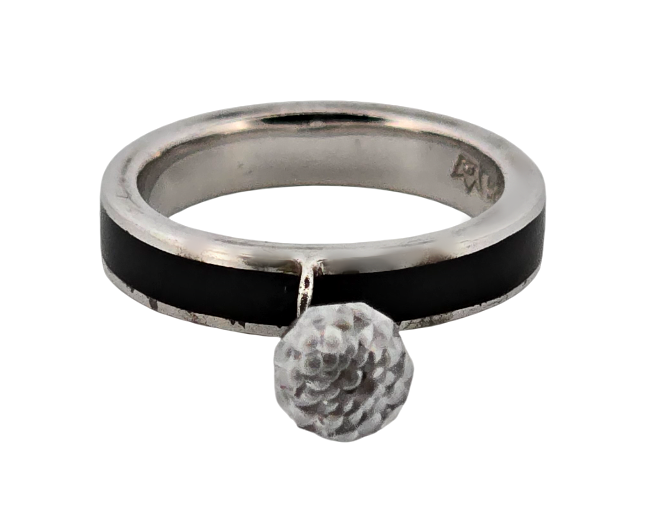 Stříbrný prsten s emailovým proužkem a závěsem