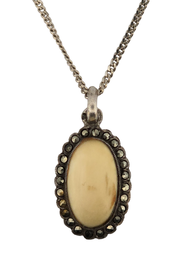 Řetízek s přívěskem kostěný oválek lemovaný markazity