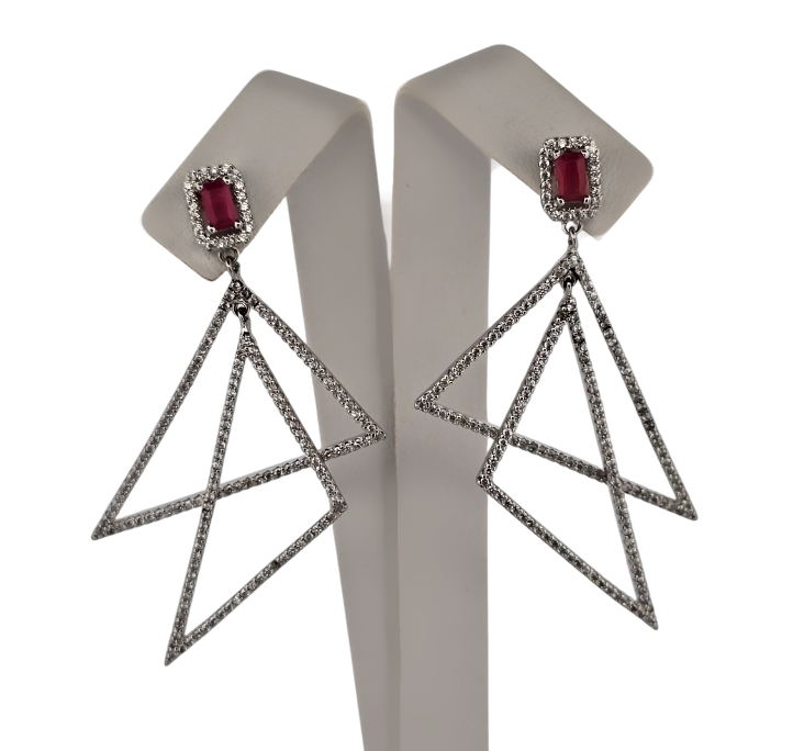Stříbrné náušnice – extravagantní trojúhelník