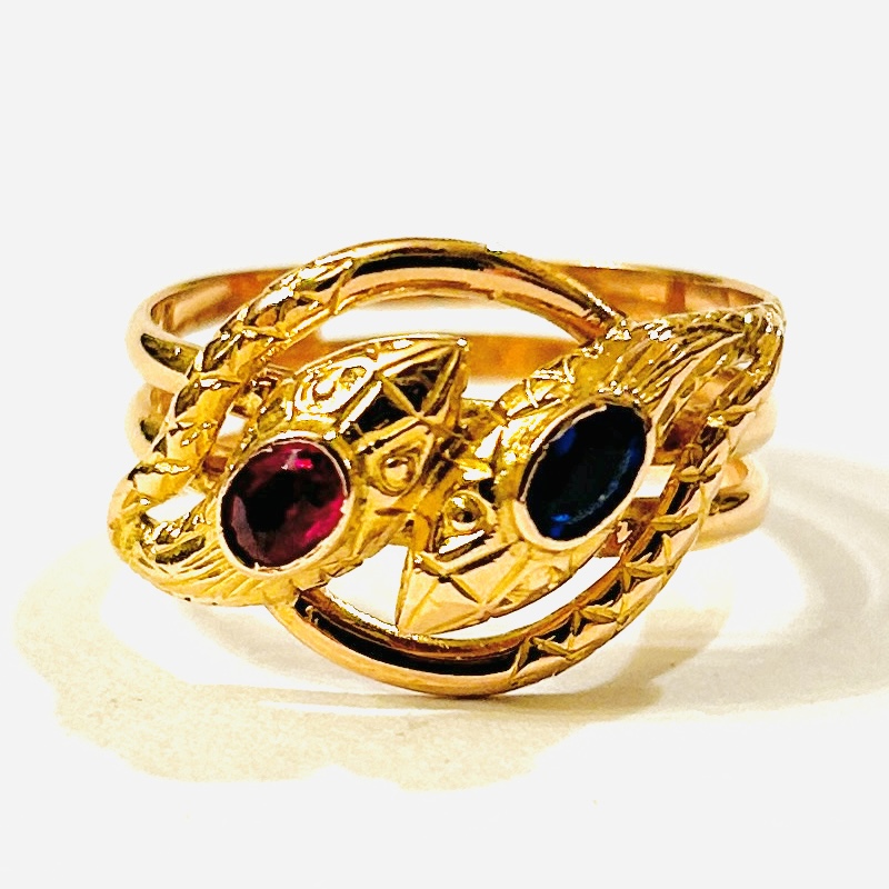 Zlatý starožitný prsten „hadi“ s červeným a modrým kamenem