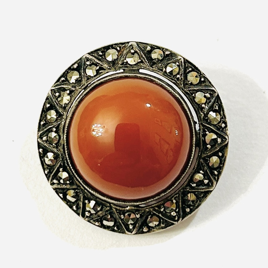 Stříbrná art-deco brož s karneolem a markazity