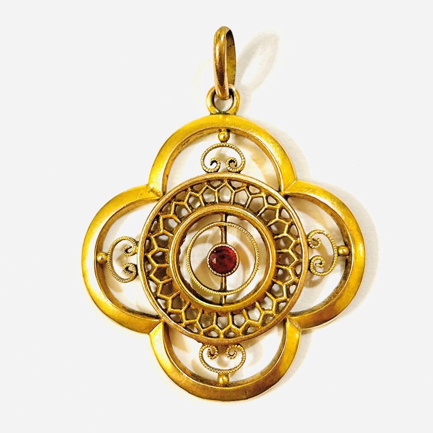 Zlatý secesní přívěšek s červeným sklem