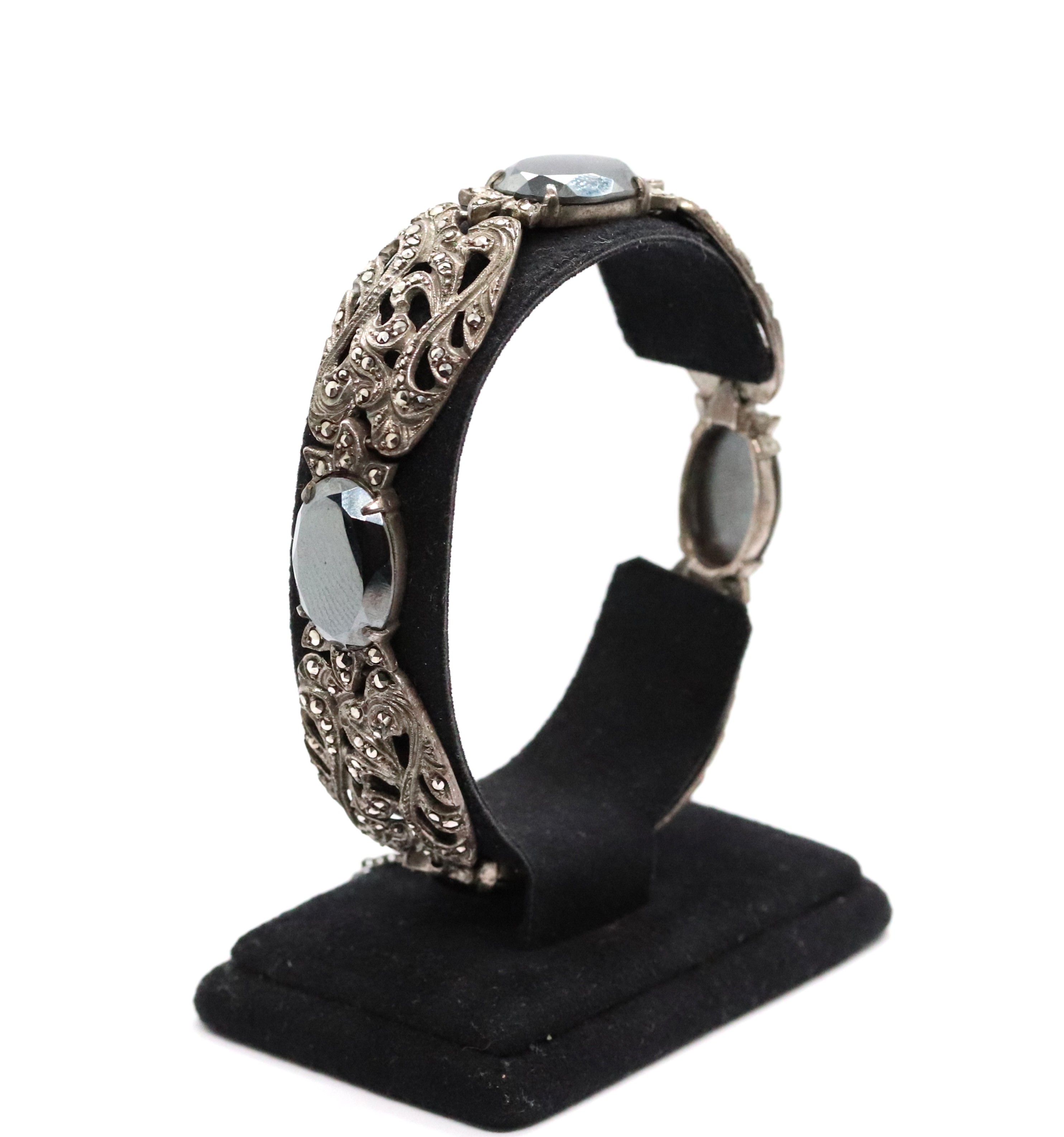 Stříbrný náramek s hematity