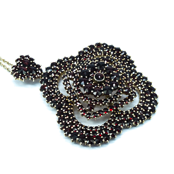 Granátový náhrdelník