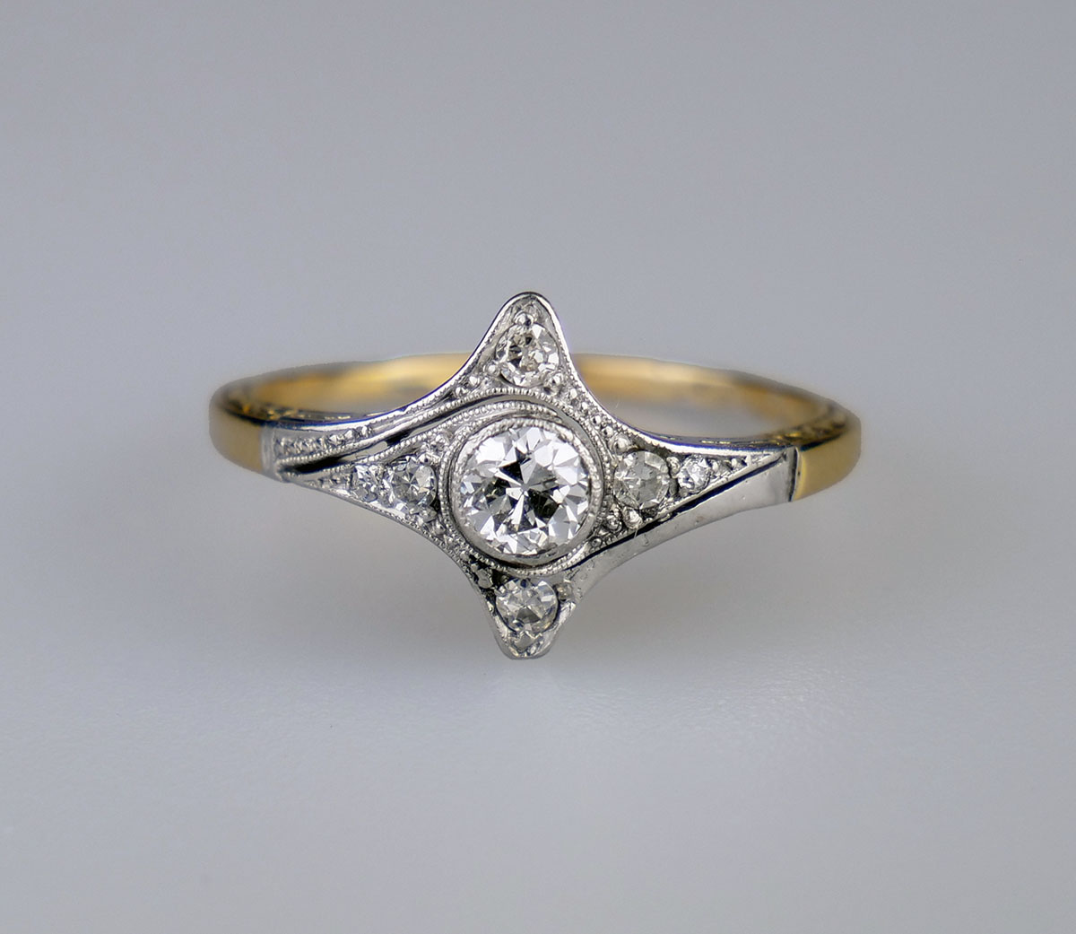 Zlatý art-deco prsten s diamanty