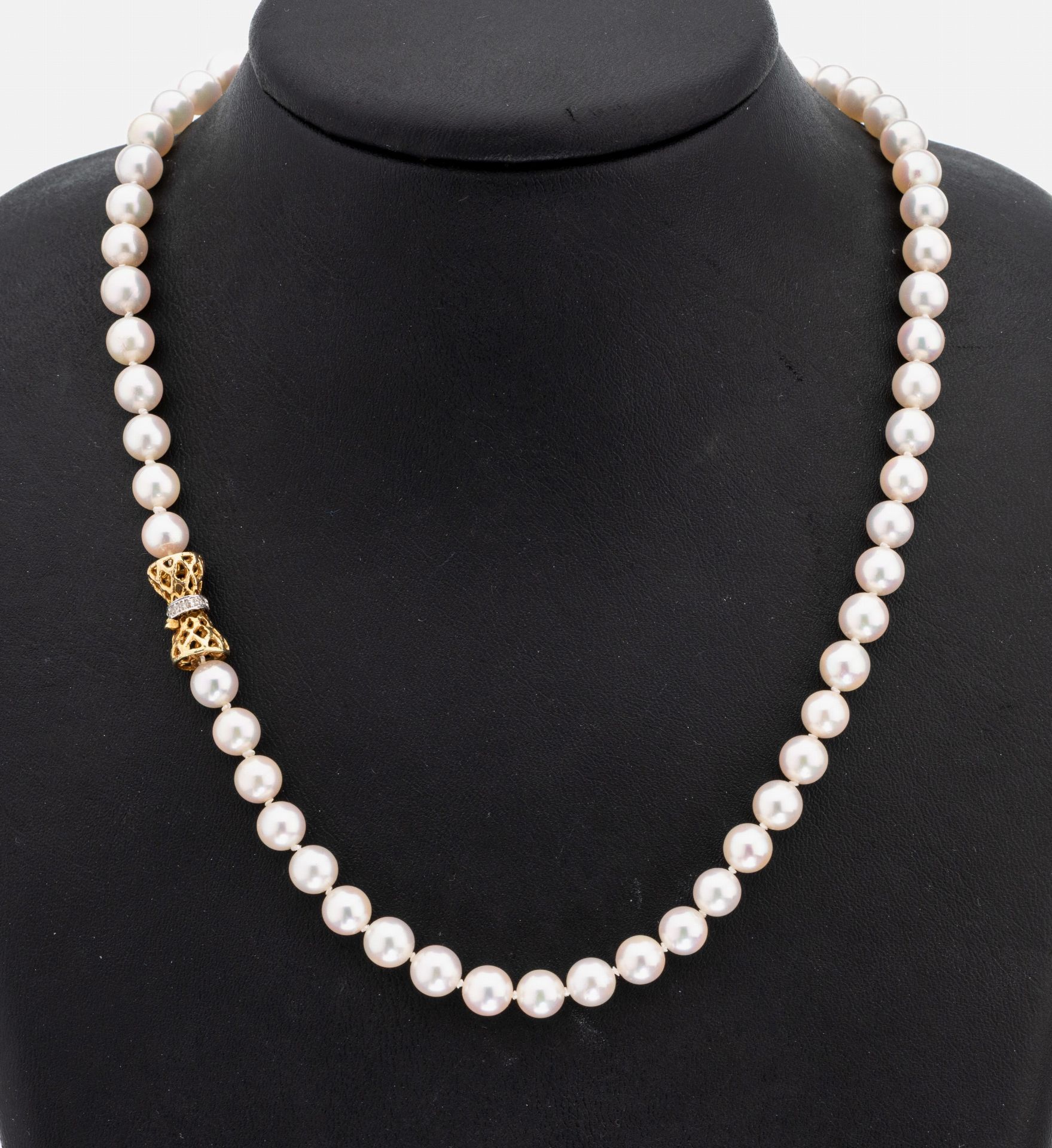 Perlový náhrdelník s růžovými akoya perlami a zlatým šperkovým zavíráním s diamanty