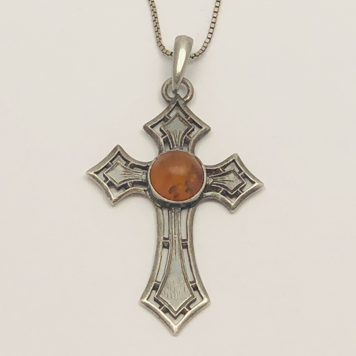 Stříbrný náhrdelník, křízek s jantarem