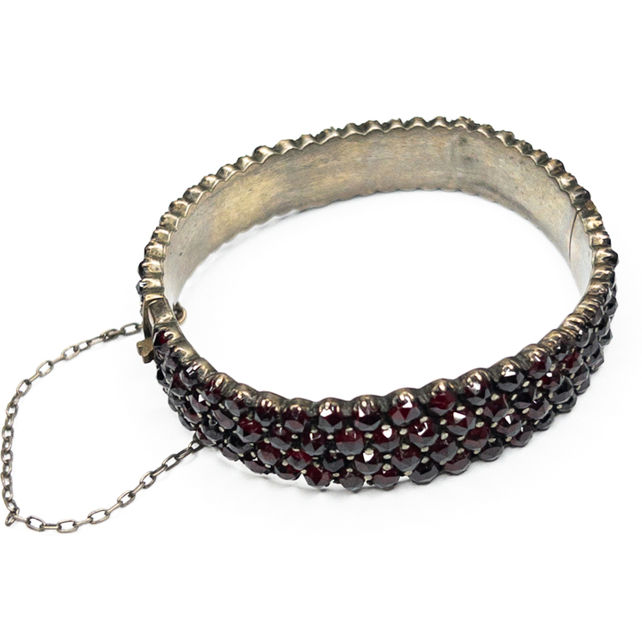 Granátový náramek