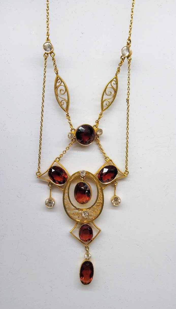 Zlatý secesní náhrdelník s almandiny a leukosafíry