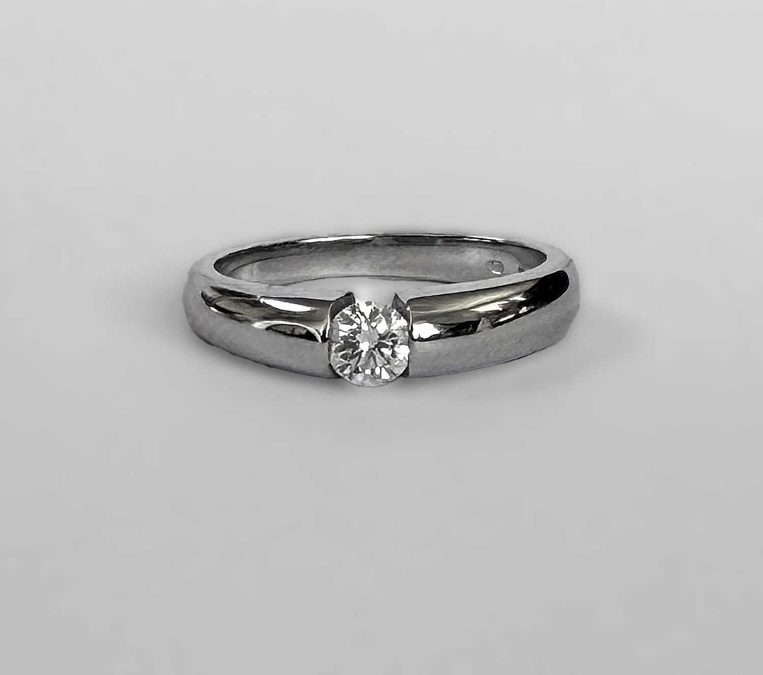 Zlatý prsten s diamantem