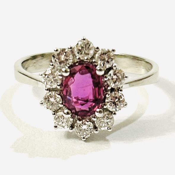 Zlatý prsten s diamanty a rubínem