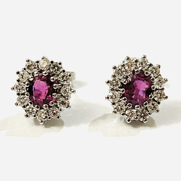 Zlaté náušnice s diamanty a rubíny