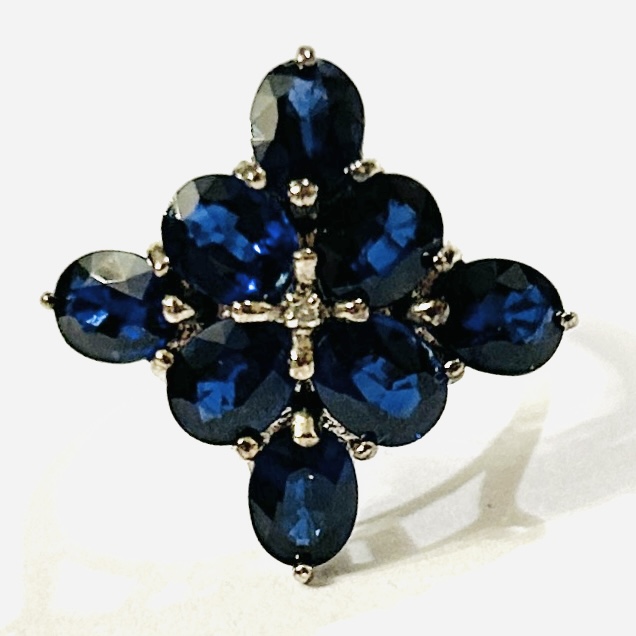 Zlatý prsten s modrými safíry a diamantem