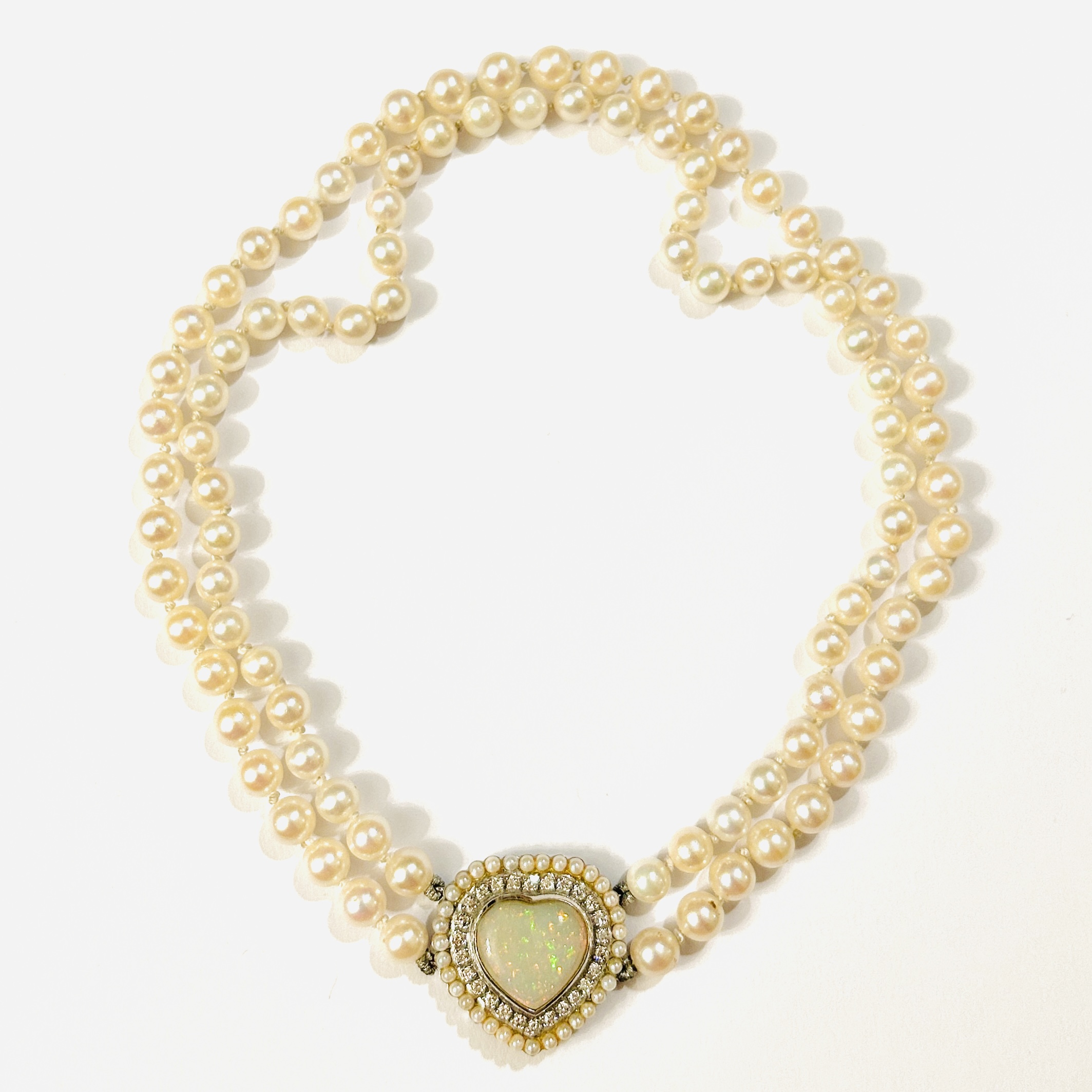 Dvouřadý perlový náhrdelník se zlatým zapínáním s diamanty, opálem a perlami