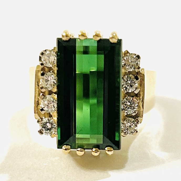 Zlatý designový prsten s diamanty a zeleným turmalínem