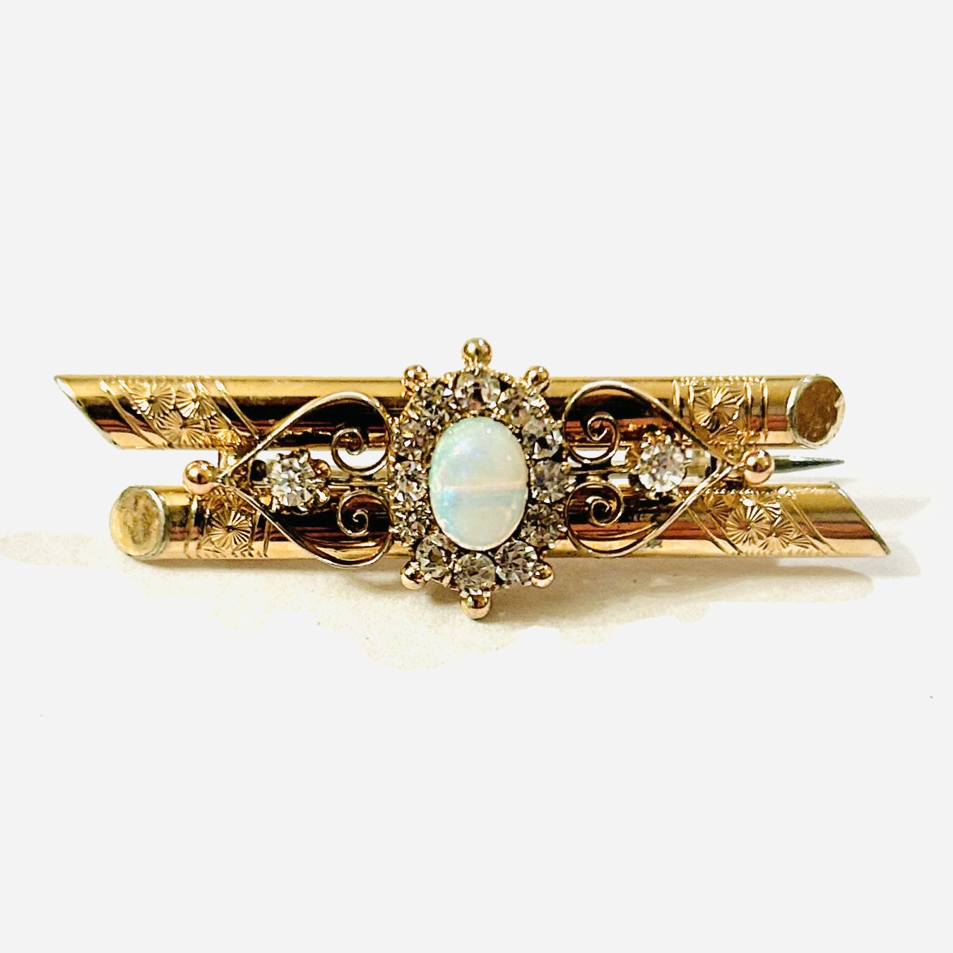 Stříbrná zlacená starožitná brož s opálem a leukosafíry