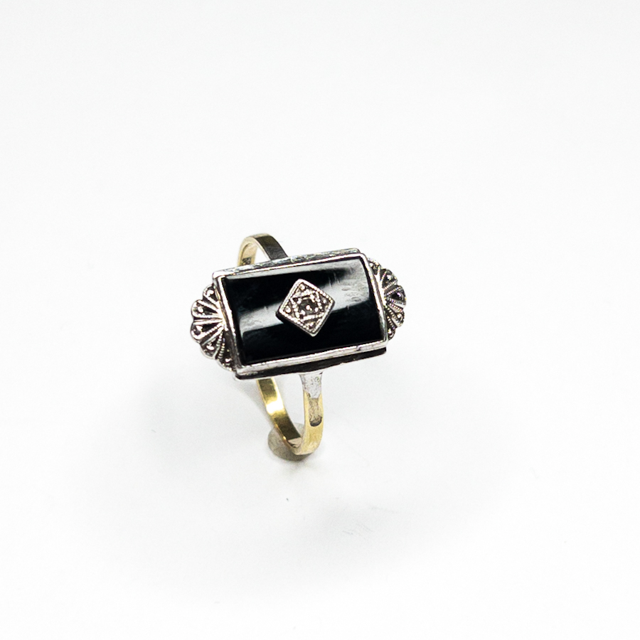 Zlatý prsten s onyxem a briliantem