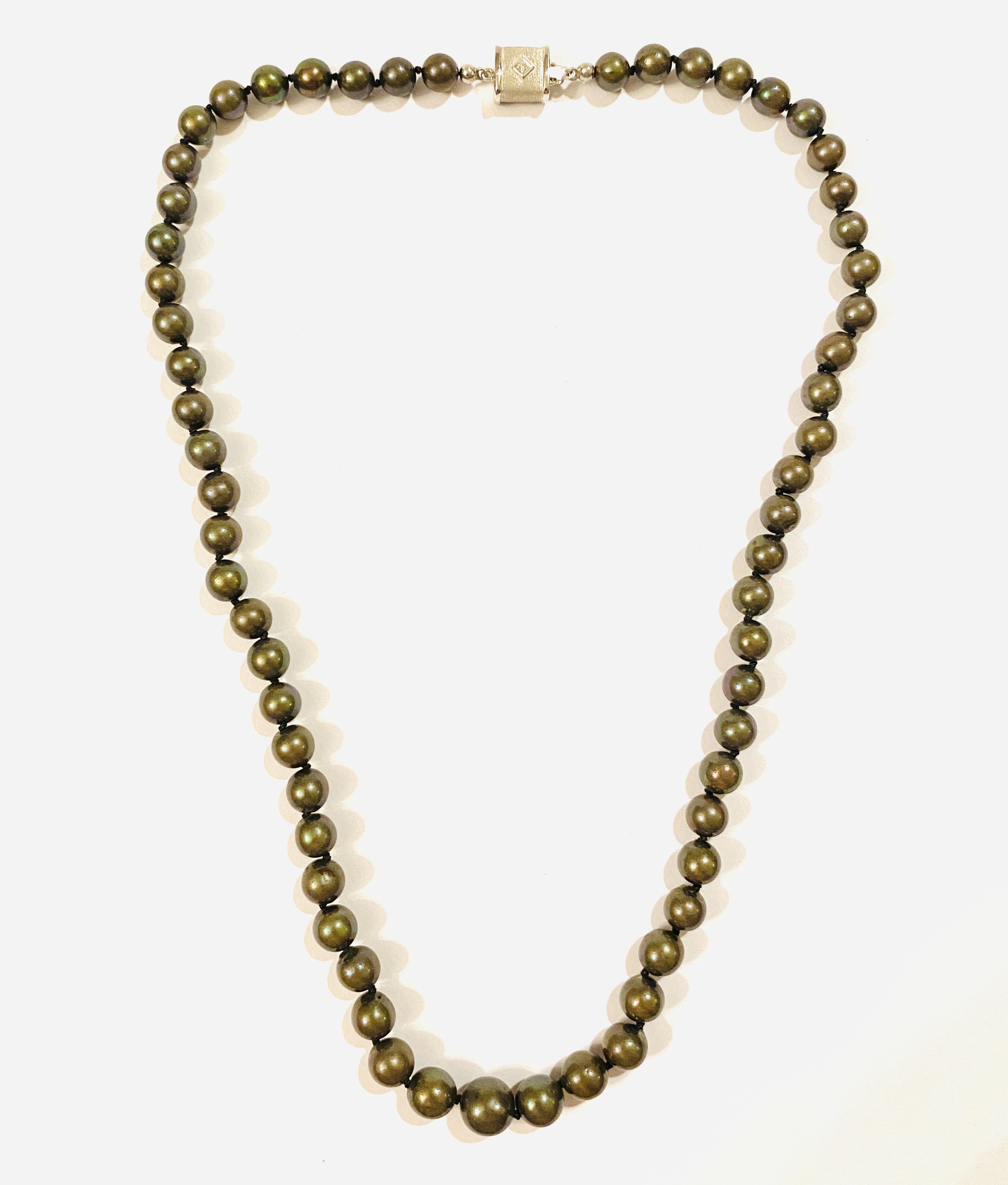 Náhrdelník z thajských perel ze zlatým zapínáním s diamanty