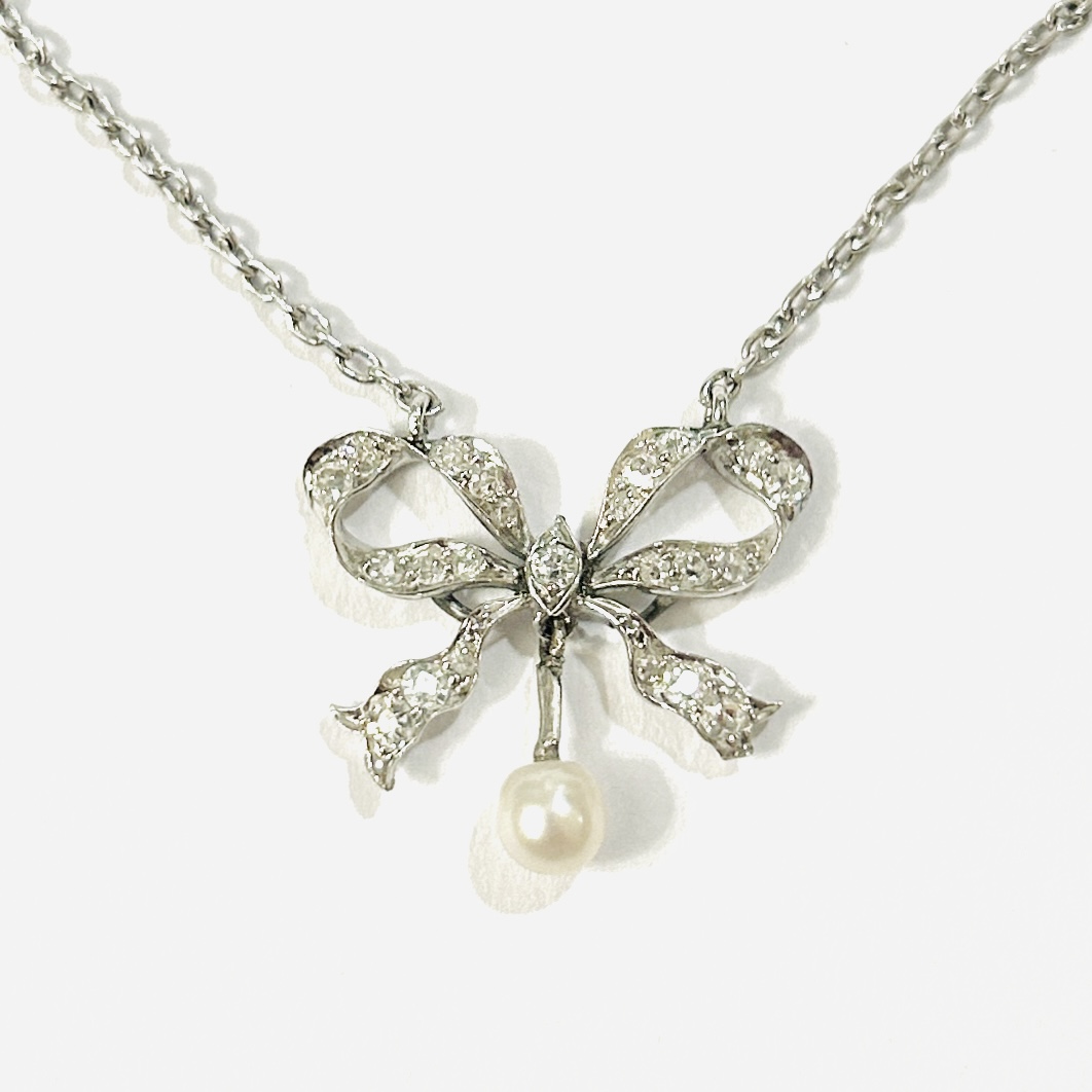 Zlato-platinový secesní koliér „mašle“ s diamanty a perlou