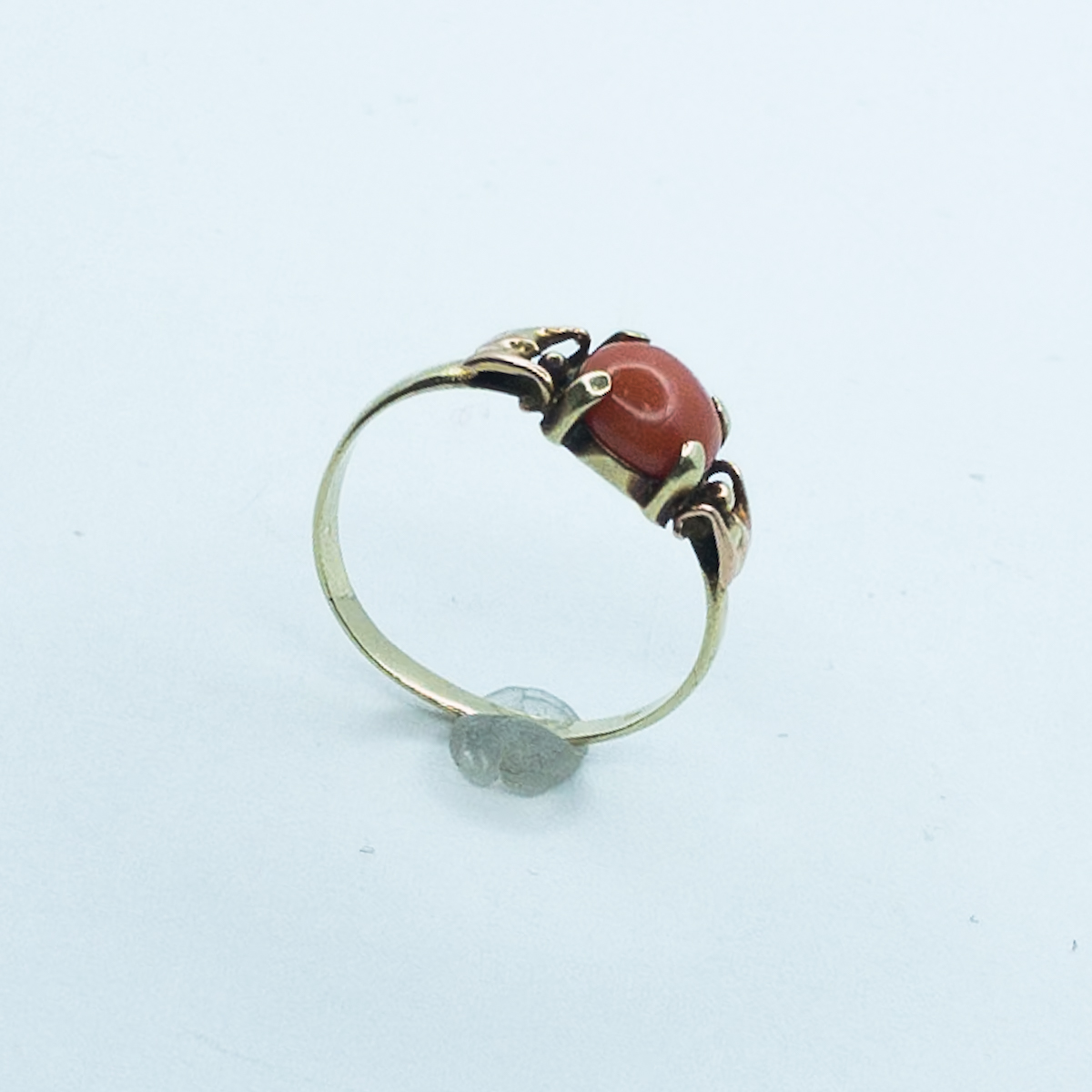 Zlatý prsten s korálem