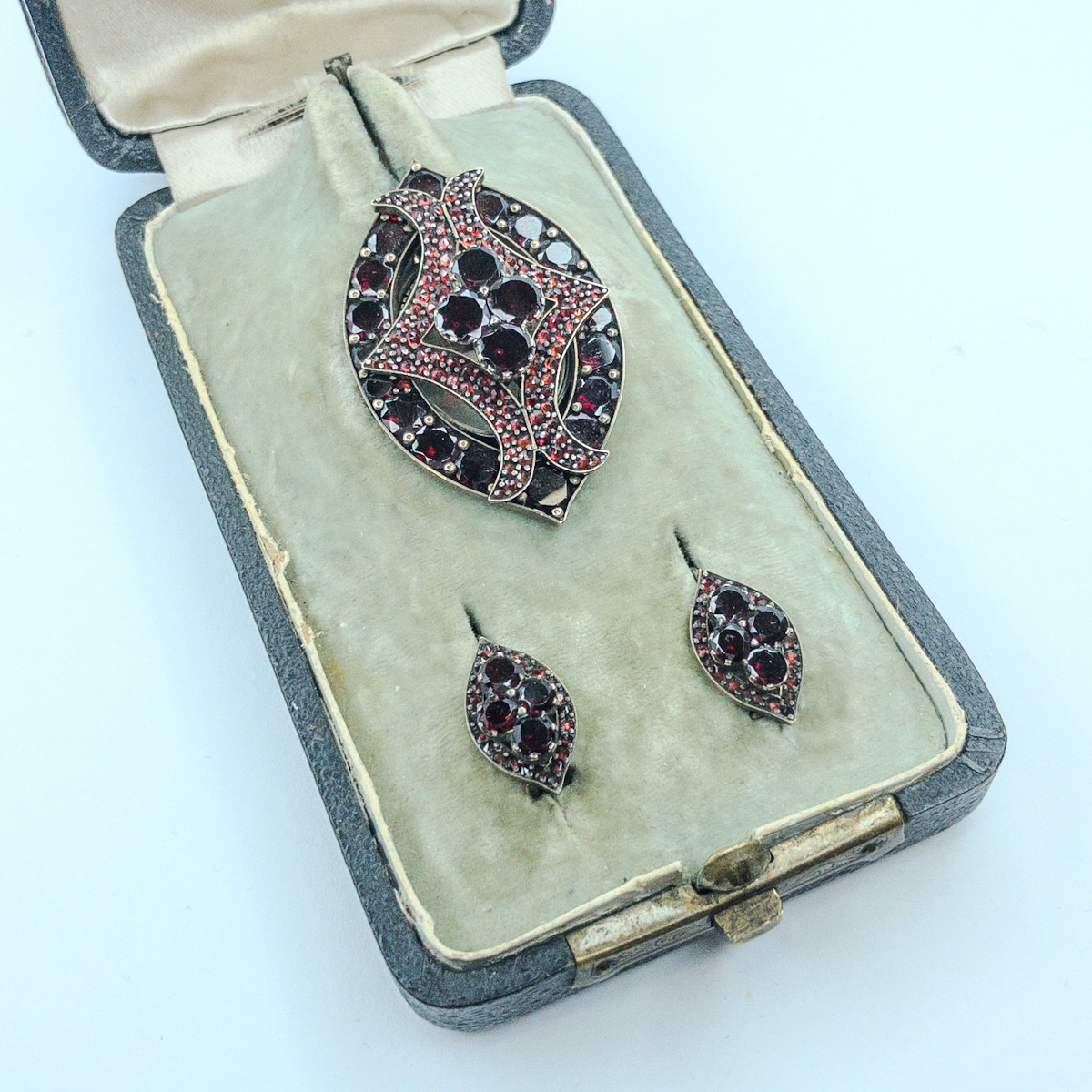 Starožitná granátová souprava, brož a náušnice