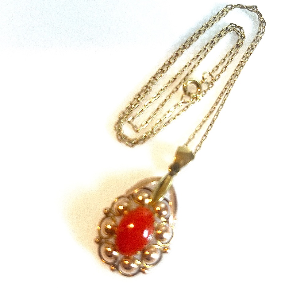 Náhrdelník ze 14 karátového zlata s korálem 6,88 gramů -50 cm