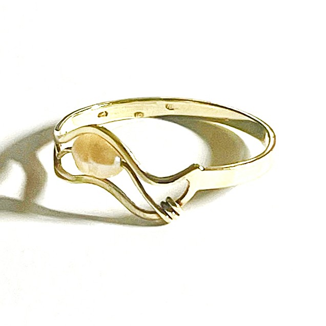 Prsten ze 14 karátového zlata s říční perlou 1,41 gramů