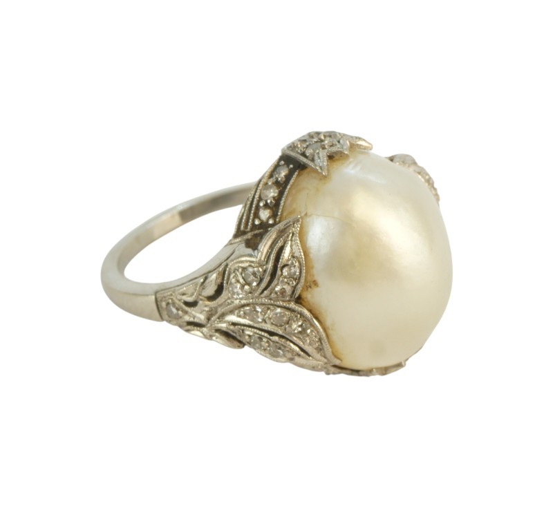 Platinový prsten s brilianty a půlperlou