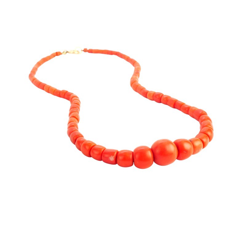 Korálový náhrdelník se zlatým uzávěrem