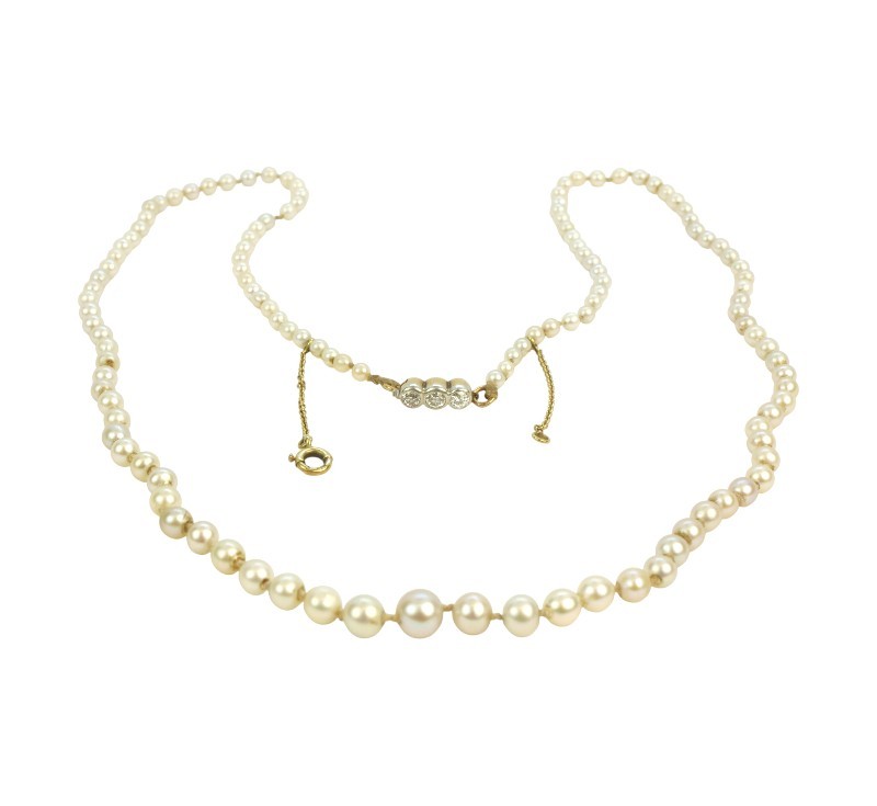 Perlový náhrdelník se zlatým zapínáním a brilianty
