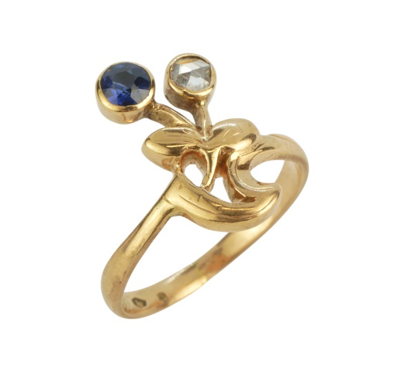 Zlatý secesní prsten s diamantem a safírem