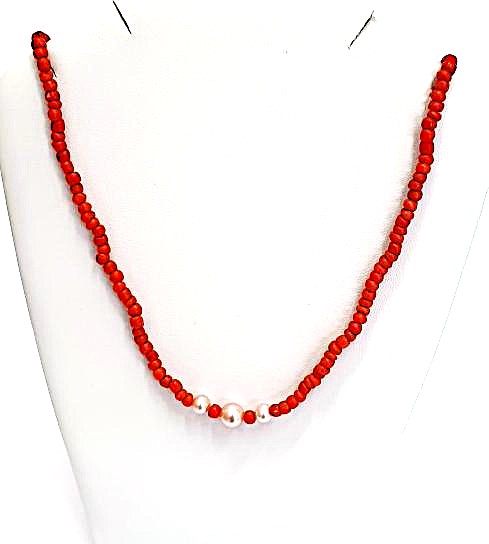 Náhrdelník přírodní mořské korále a perličky se zlatým zapínáním