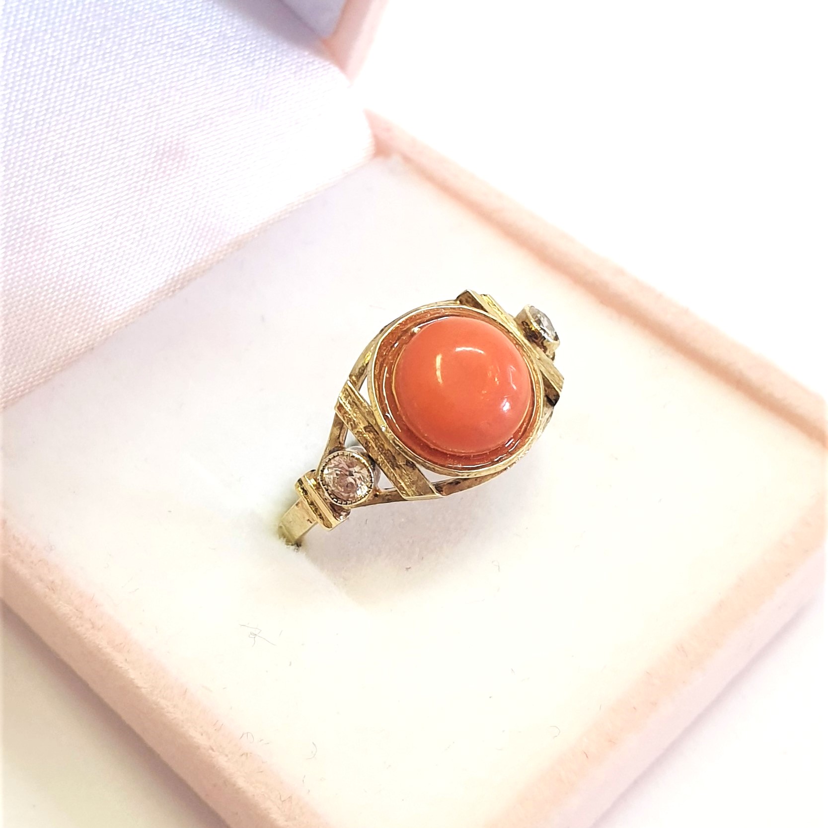 Zlatý prsten ze žlutého zlata s korálem a leukosafíry váha 3,36 gramů