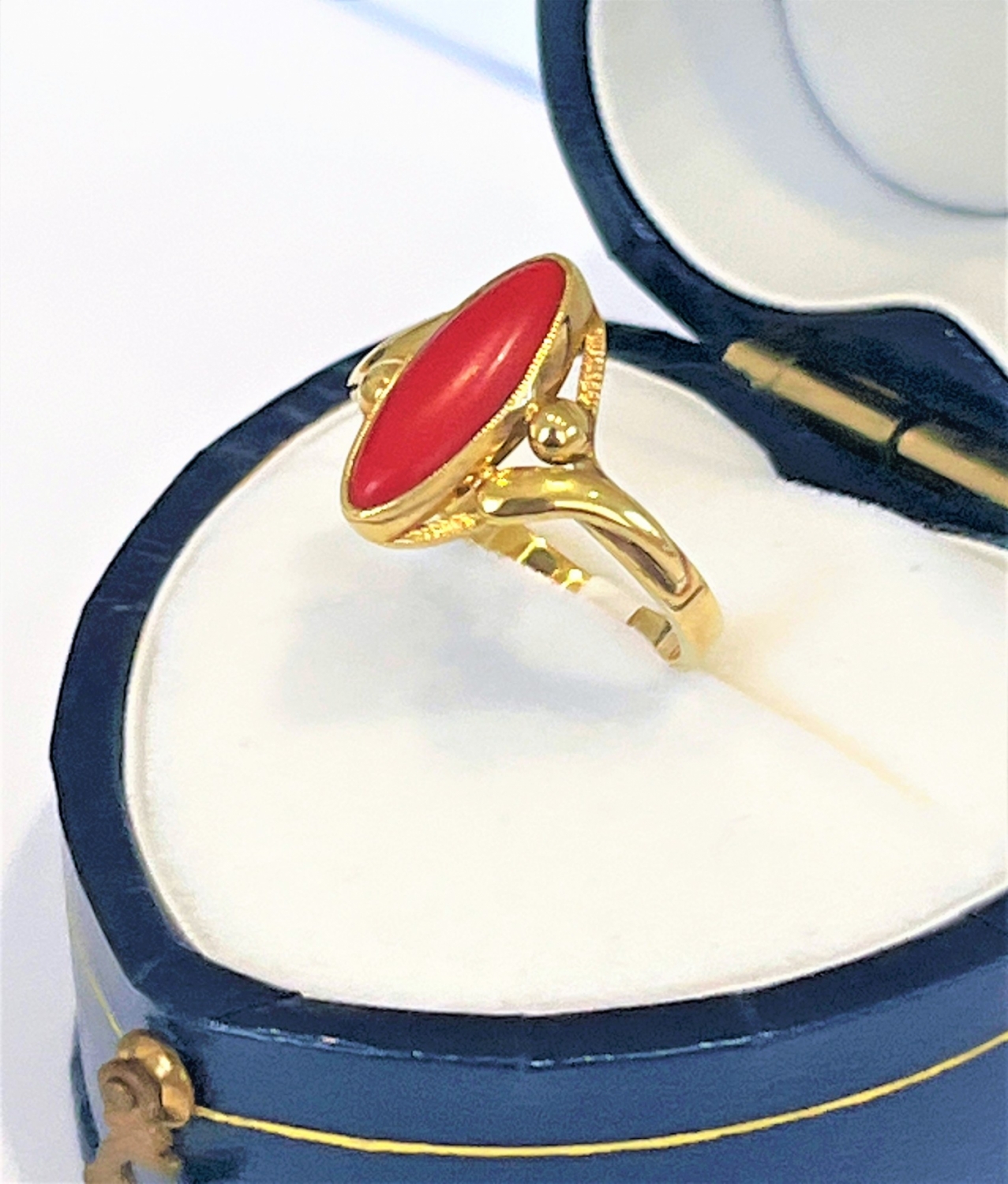 Zlatý prsten 14 karátů s korálem -2,35 gramů